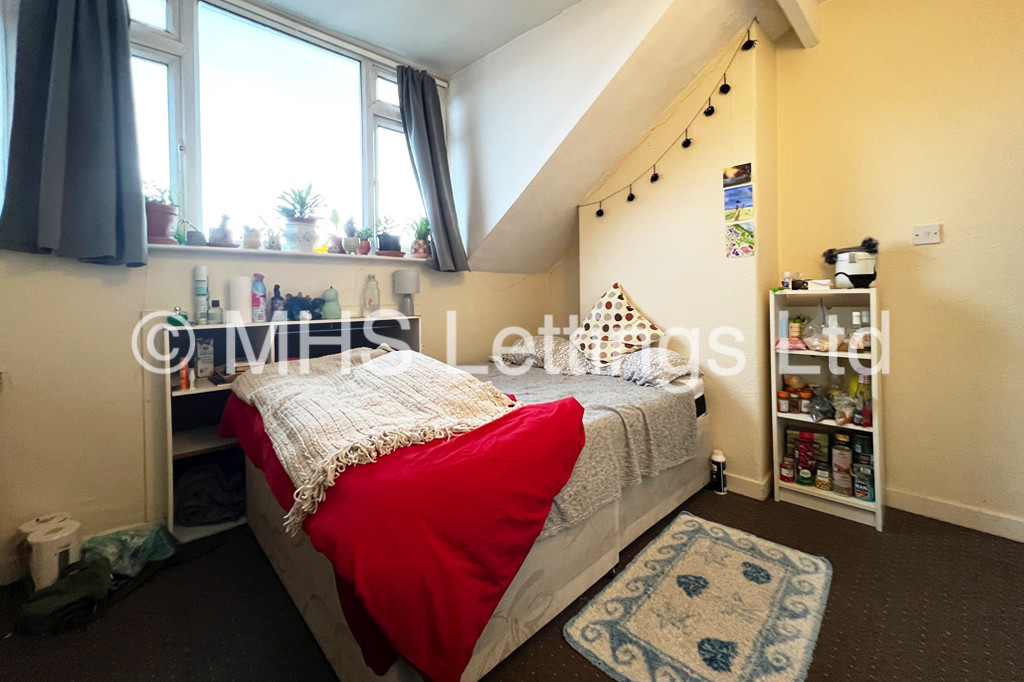 Photo of 4 Bedroom Mid Terraced House in 16 Newport View, Leeds, LS6 3BX
