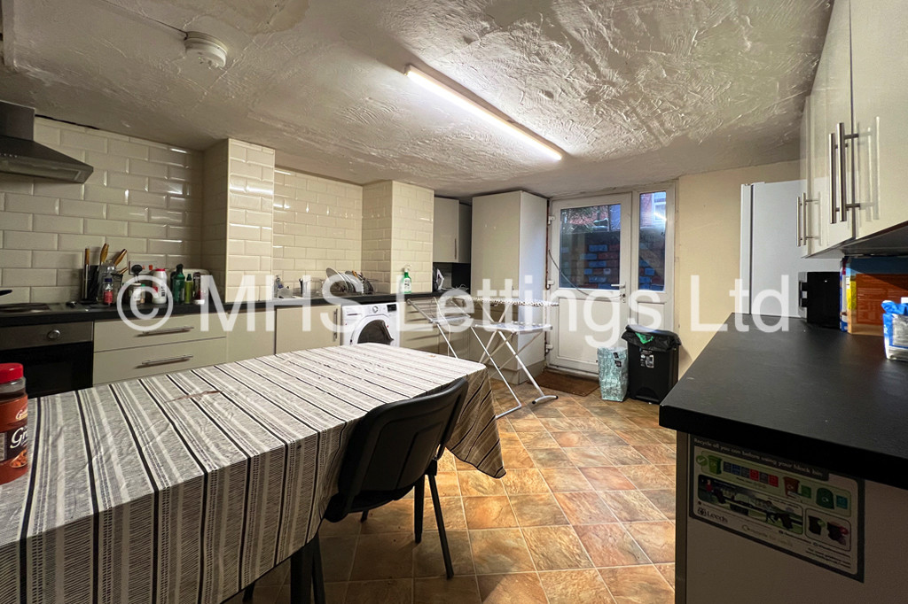 Photo of 4 Bedroom Mid Terraced House in 16 Newport View, Leeds, LS6 3BX
