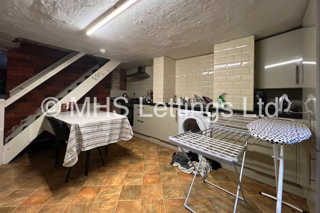 Photo of 4 Bedroom Mid Terraced House in 16 Newport View, Leeds, LS6 3BX