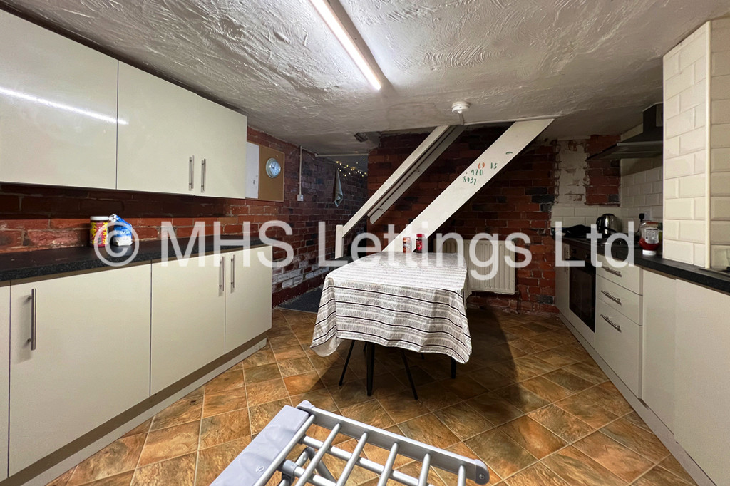 Photo of 4 Bedroom Mid Terraced House in 16 Newport View, Leeds, LS6 3BX