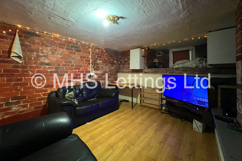 Photo of 4 Bedroom Mid Terraced House in 16 Newport View, Leeds, LS6 3BX