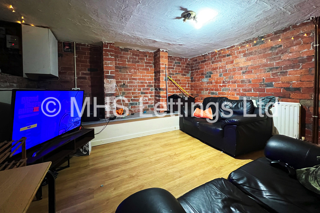Photo of 4 Bedroom Mid Terraced House in 16 Newport View, Leeds, LS6 3BX