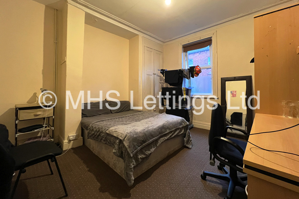 Photo of 4 Bedroom Mid Terraced House in 16 Newport View, Leeds, LS6 3BX