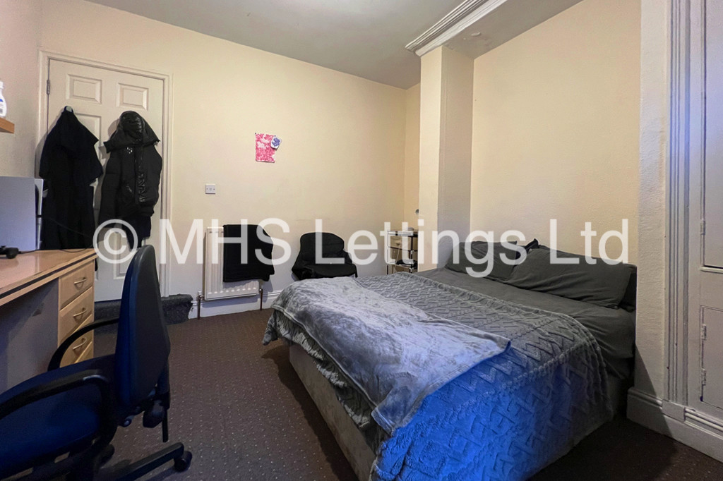 Photo of 4 Bedroom Mid Terraced House in 16 Newport View, Leeds, LS6 3BX