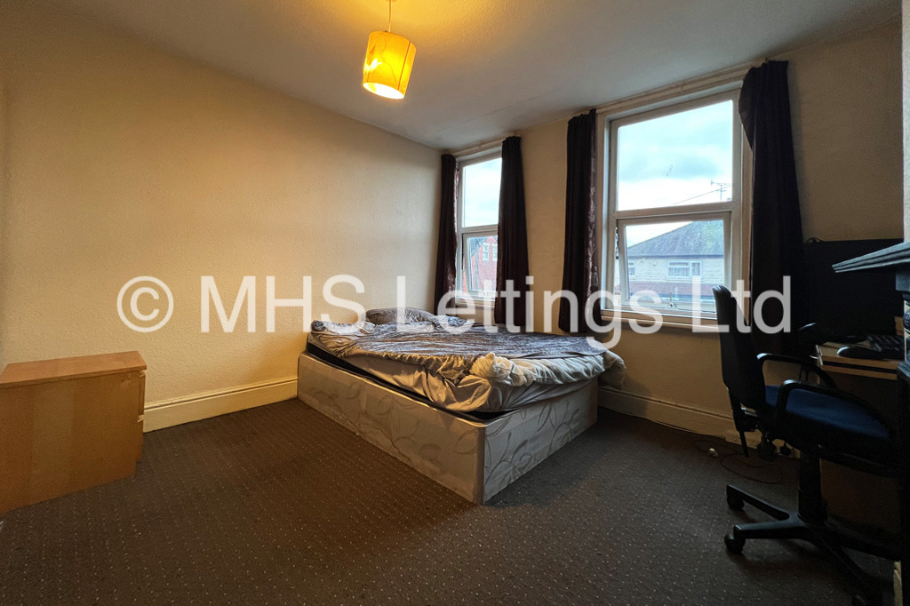 Photo of 4 Bedroom Mid Terraced House in 16 Newport View, Leeds, LS6 3BX