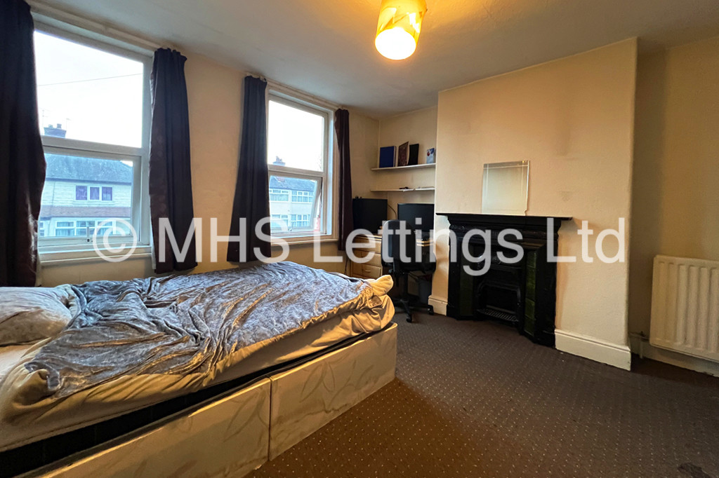 Photo of 4 Bedroom Mid Terraced House in 16 Newport View, Leeds, LS6 3BX