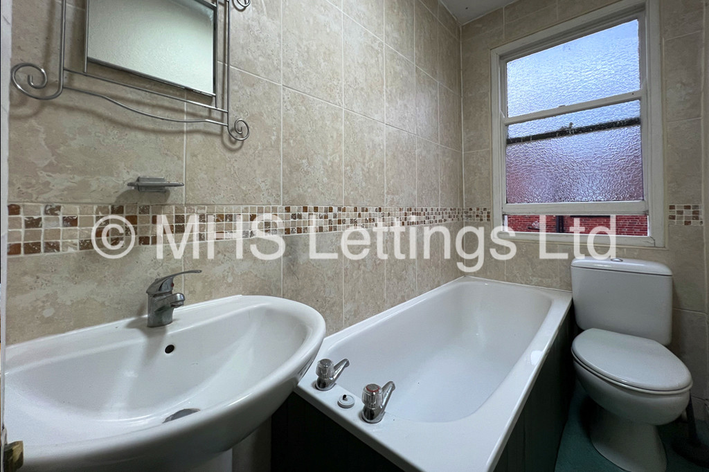 Photo of 4 Bedroom Mid Terraced House in 16 Newport View, Leeds, LS6 3BX