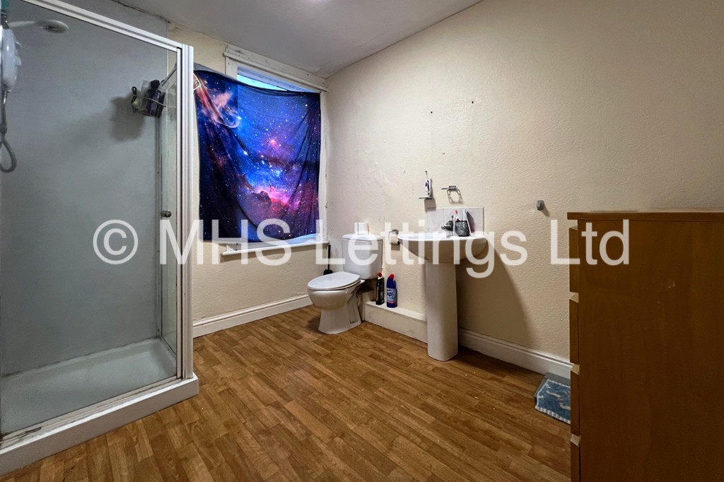 Photo of 4 Bedroom Mid Terraced House in 16 Newport View, Leeds, LS6 3BX
