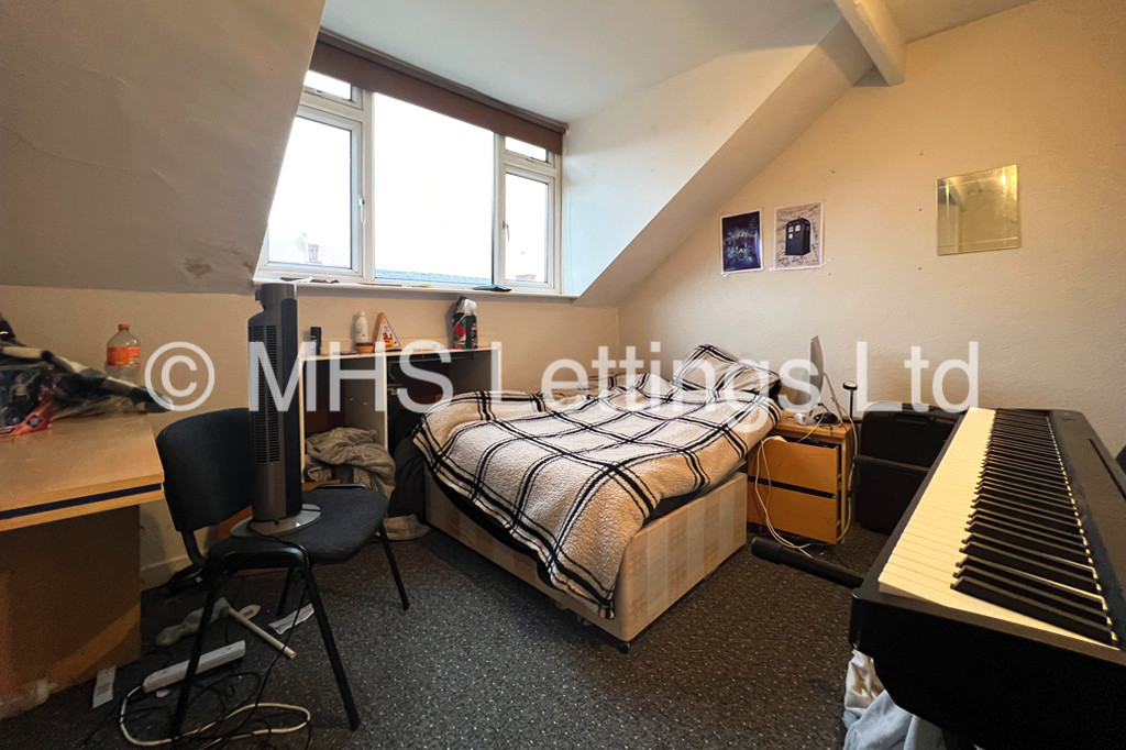 Photo of 4 Bedroom Mid Terraced House in 16 Newport View, Leeds, LS6 3BX