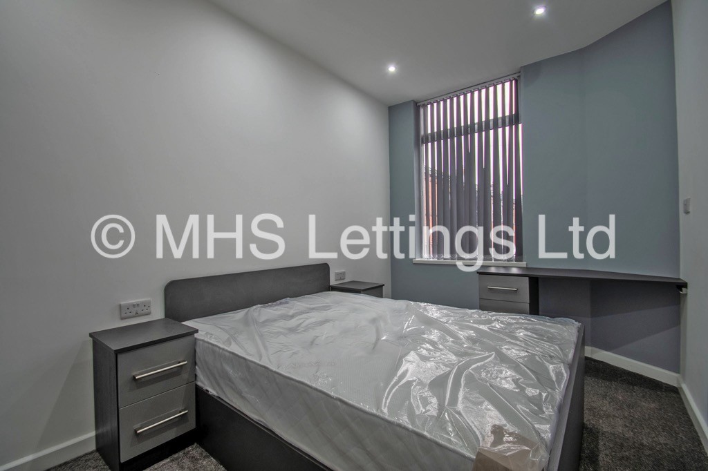 Photo of 2 Bedroom Apartment in Flat 1, 12 Noster Hill, Leeds, LS11 8QE