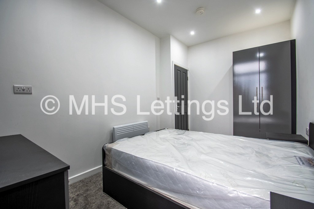 Photo of 2 Bedroom Apartment in Flat 1, 12 Noster Hill, Leeds, LS11 8QE