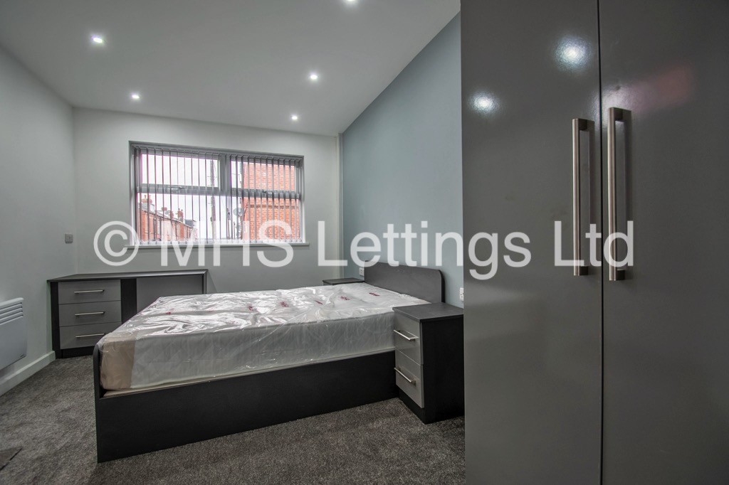 Photo of 2 Bedroom Apartment in Flat 1, 12 Noster Hill, Leeds, LS11 8QE