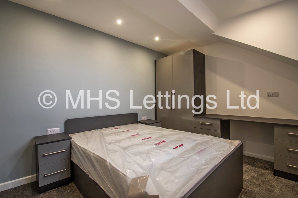 Photo of 3 Bedroom Apartment in Flat 2, 12 Noster Hill, Leeds, LS11 8QE