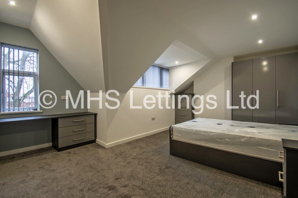 Photo of 3 Bedroom Apartment in Flat 2, 12 Noster Hill, Leeds, LS11 8QE