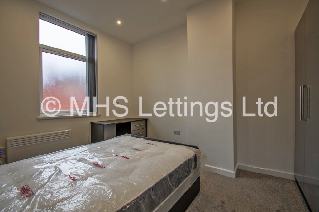 Photo of 3 Bedroom Apartment in Flat 2, 12 Noster Hill, Leeds, LS11 8QE