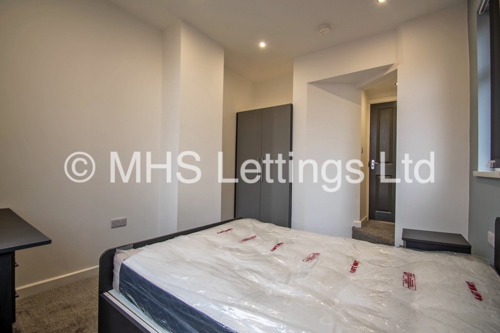 Photo of 3 Bedroom Apartment in Flat 2, 12 Noster Hill, Leeds, LS11 8QE