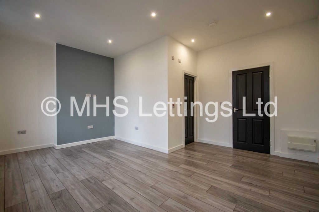Photo of 3 Bedroom Apartment in Flat 2, 12 Noster Hill, Leeds, LS11 8QE