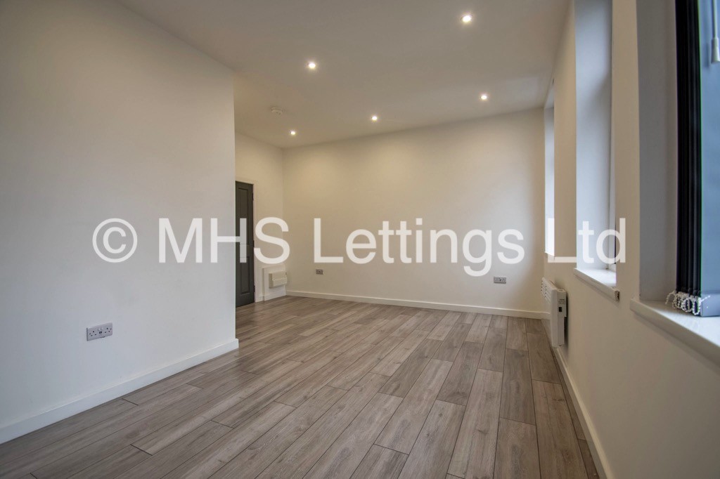Photo of 3 Bedroom Apartment in Flat 2, 12 Noster Hill, Leeds, LS11 8QE