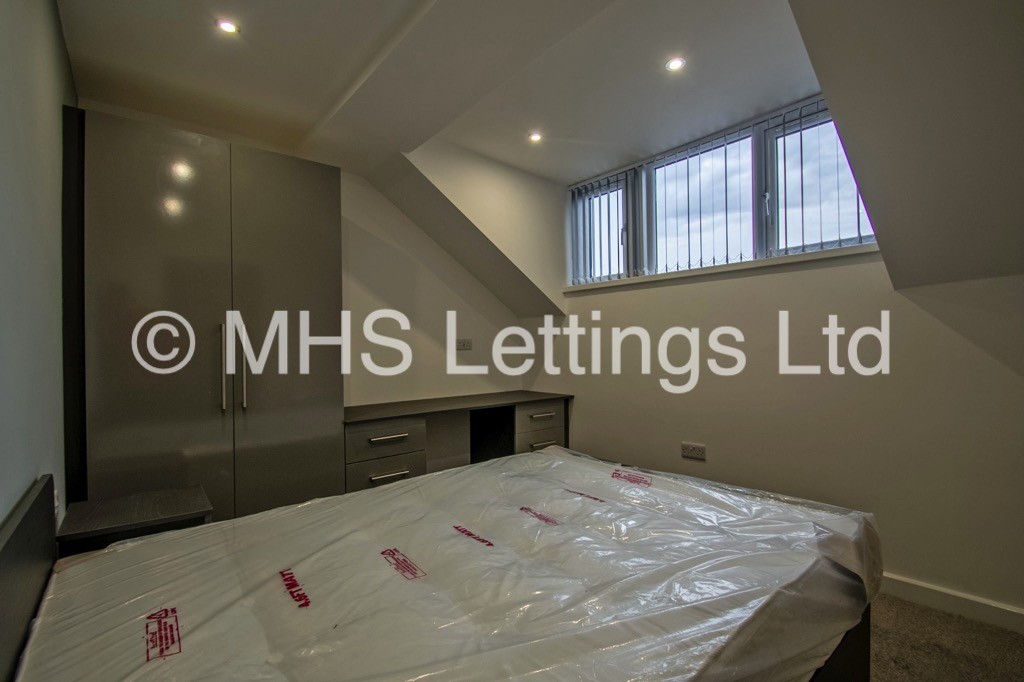 Photo of 3 Bedroom Apartment in Flat 2, 12 Noster Hill, Leeds, LS11 8QE