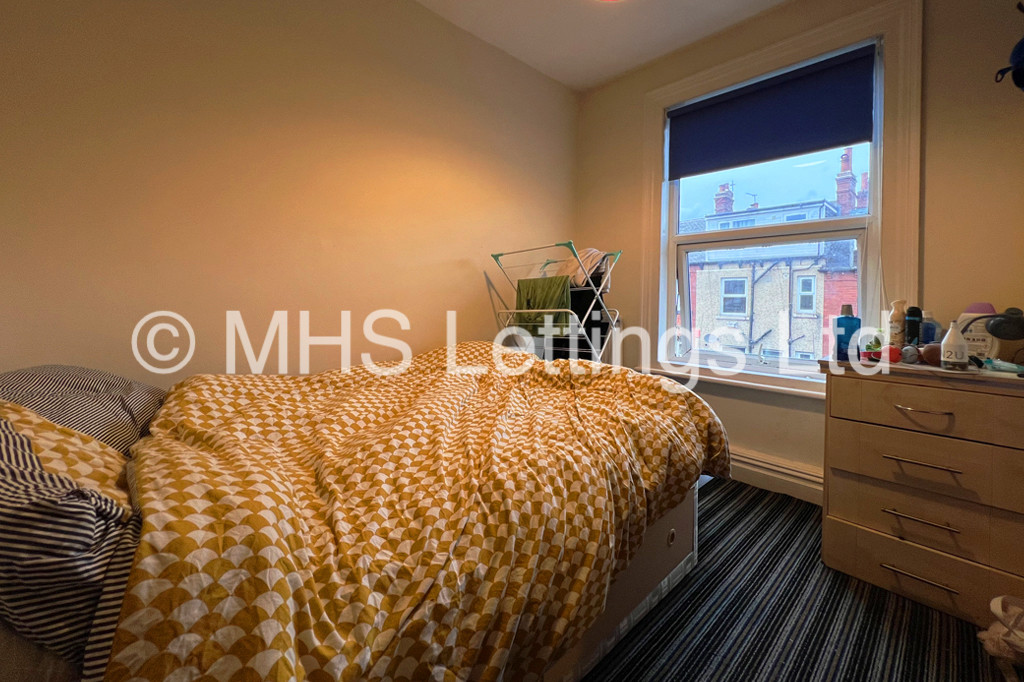 Photo of 5 Bedroom Mid Terraced House in 22 Stanmore Place, Leeds, LS4 2RR