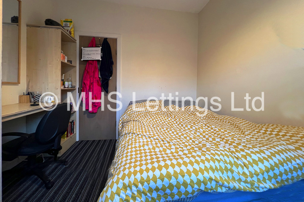 Photo of 5 Bedroom Mid Terraced House in 22 Stanmore Place, Leeds, LS4 2RR