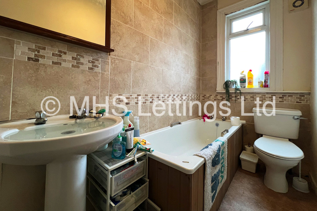 Photo of 5 Bedroom Mid Terraced House in 22 Stanmore Place, Leeds, LS4 2RR