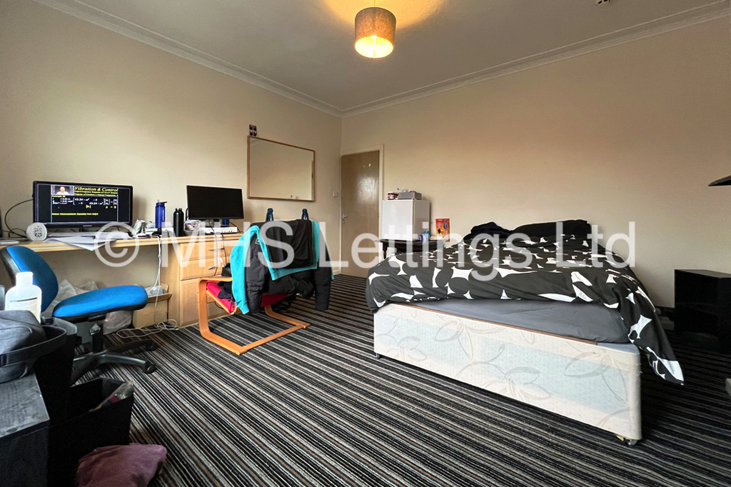 Photo of 5 Bedroom Mid Terraced House in 22 Stanmore Place, Leeds, LS4 2RR