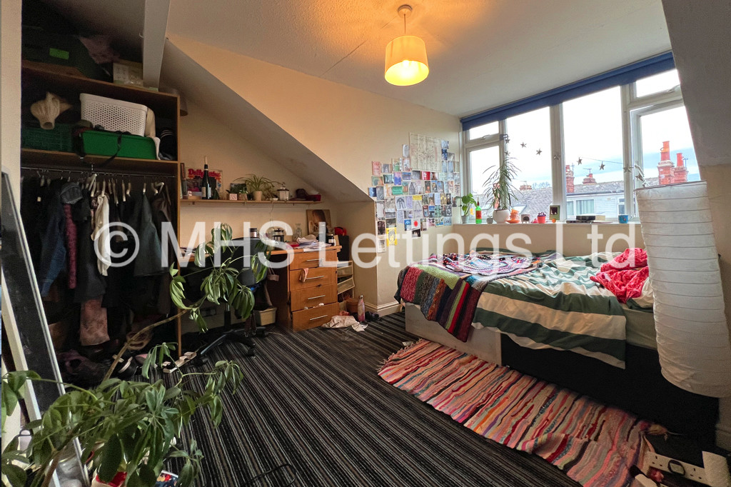 Photo of 5 Bedroom Mid Terraced House in 22 Stanmore Place, Leeds, LS4 2RR