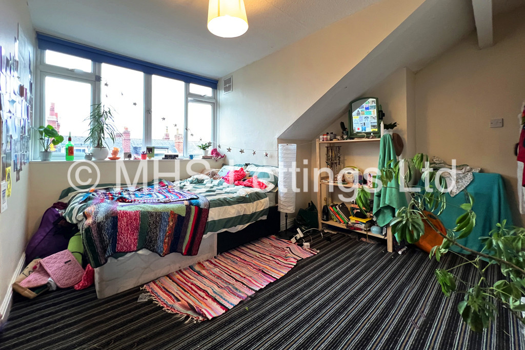Photo of 5 Bedroom Mid Terraced House in 22 Stanmore Place, Leeds, LS4 2RR