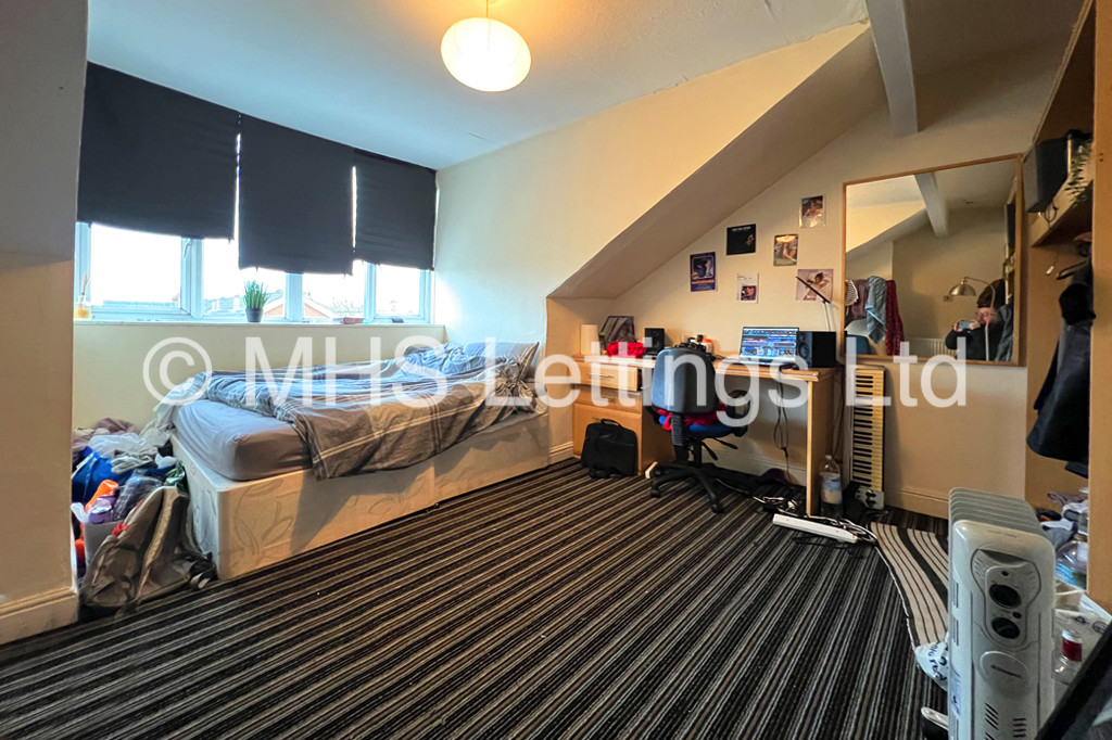 Photo of 5 Bedroom Mid Terraced House in 22 Stanmore Place, Leeds, LS4 2RR