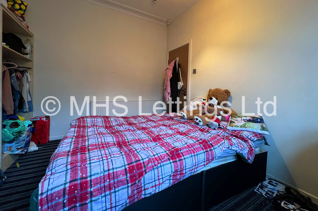 Photo of 5 Bedroom Mid Terraced House in 22 Stanmore Place, Leeds, LS4 2RR