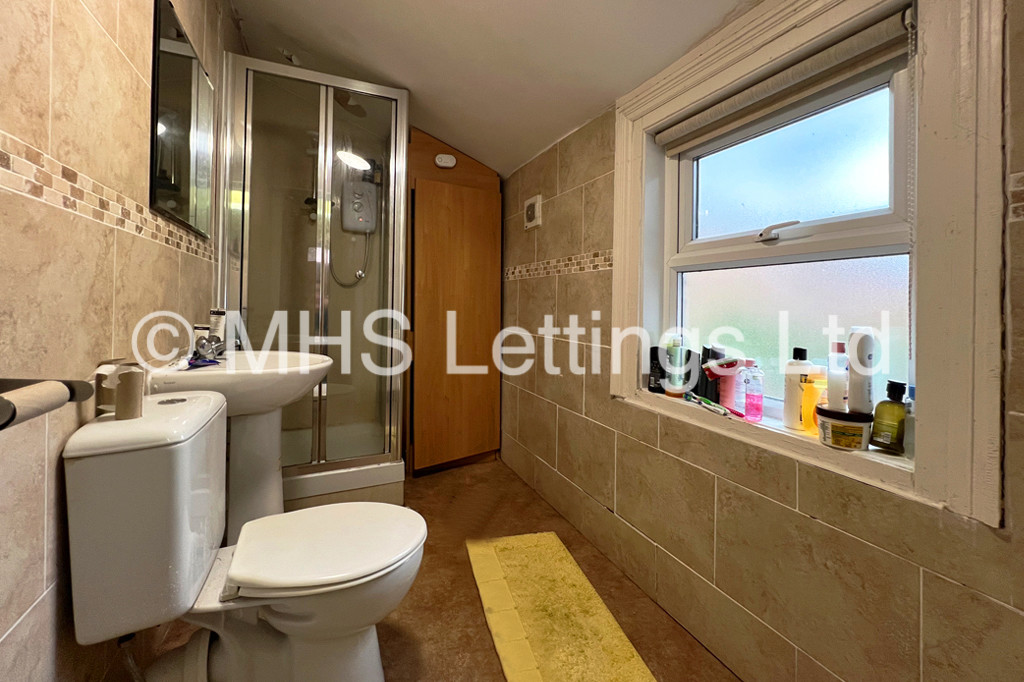 Photo of 5 Bedroom Mid Terraced House in 22 Stanmore Place, Leeds, LS4 2RR