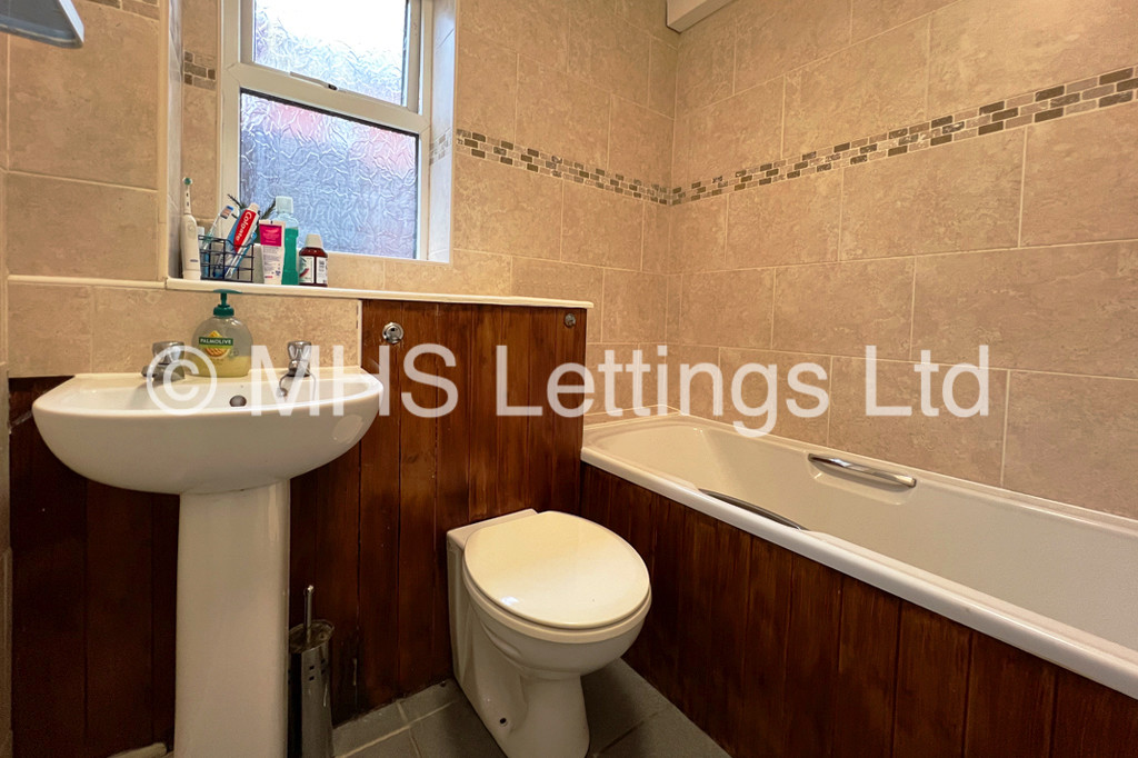 Photo of 3 Bedroom Apartment in Flat 1, Welton Road, Leeds, LS6 1EE