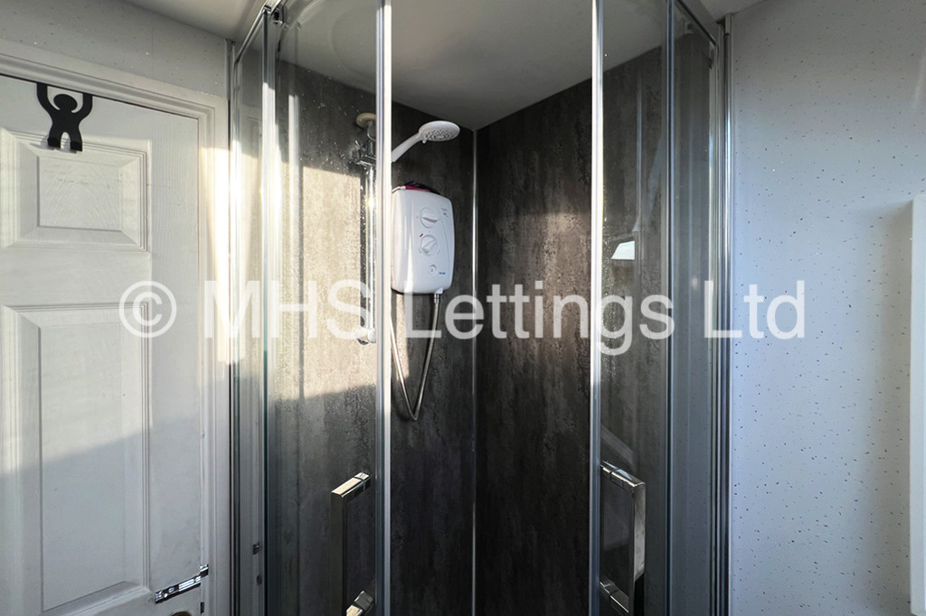 Photo of 8 Bedroom Mid Terraced House in 43 Clarendon Road, Leeds, Ls2 9NZ