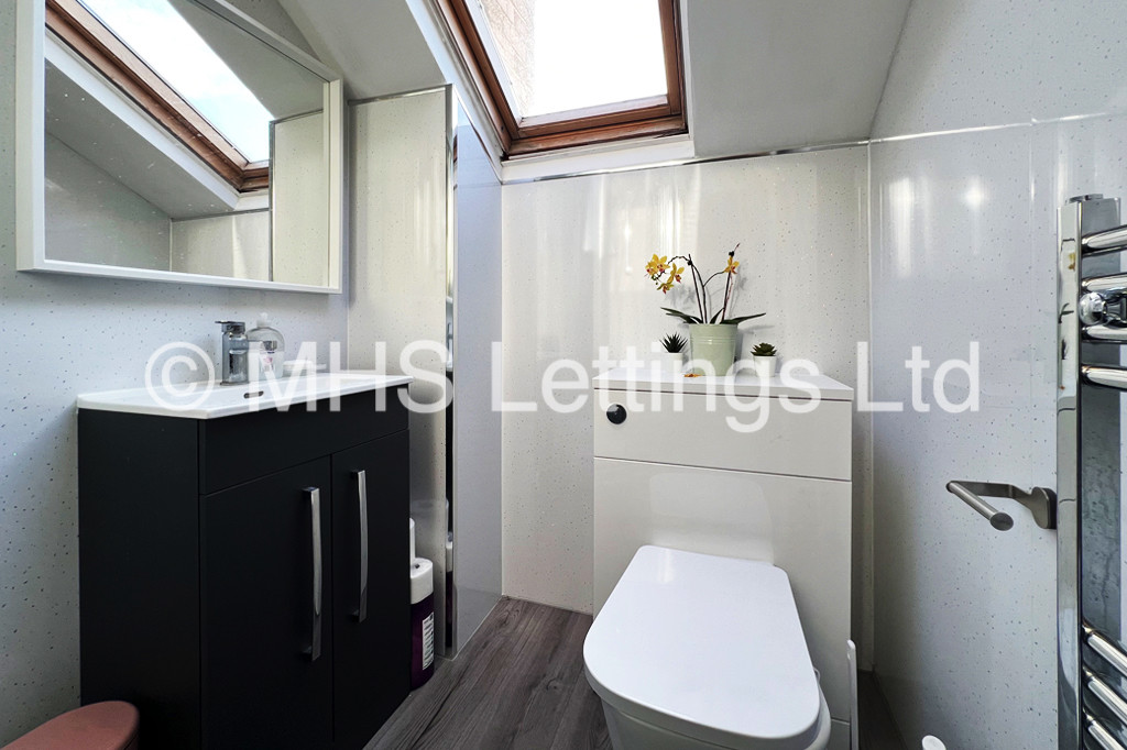 Photo of 8 Bedroom Mid Terraced House in 43 Clarendon Road, Leeds, Ls2 9NZ