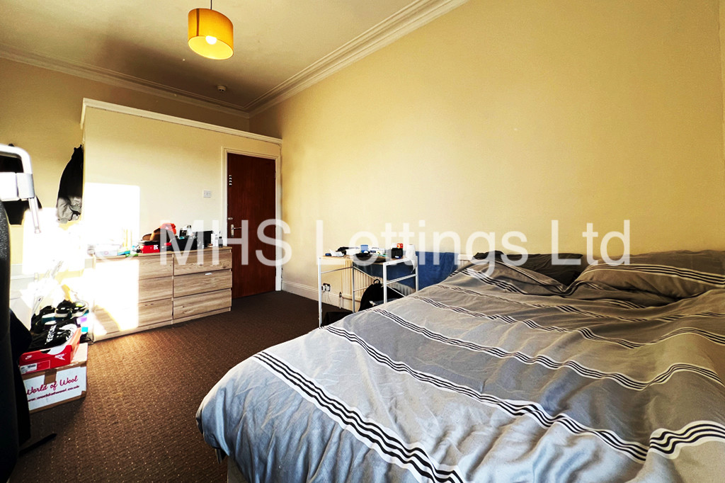 Photo of 8 Bedroom Mid Terraced House in 43 Clarendon Road, Leeds, Ls2 9NZ