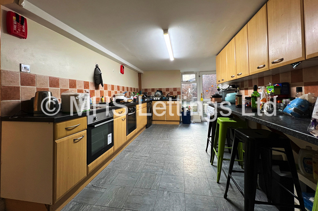 Photo of 8 Bedroom Mid Terraced House in 43 Clarendon Road, Leeds, Ls2 9NZ