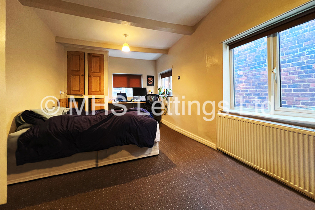Photo of 8 Bedroom Mid Terraced House in 43 Clarendon Road, Leeds, Ls2 9NZ