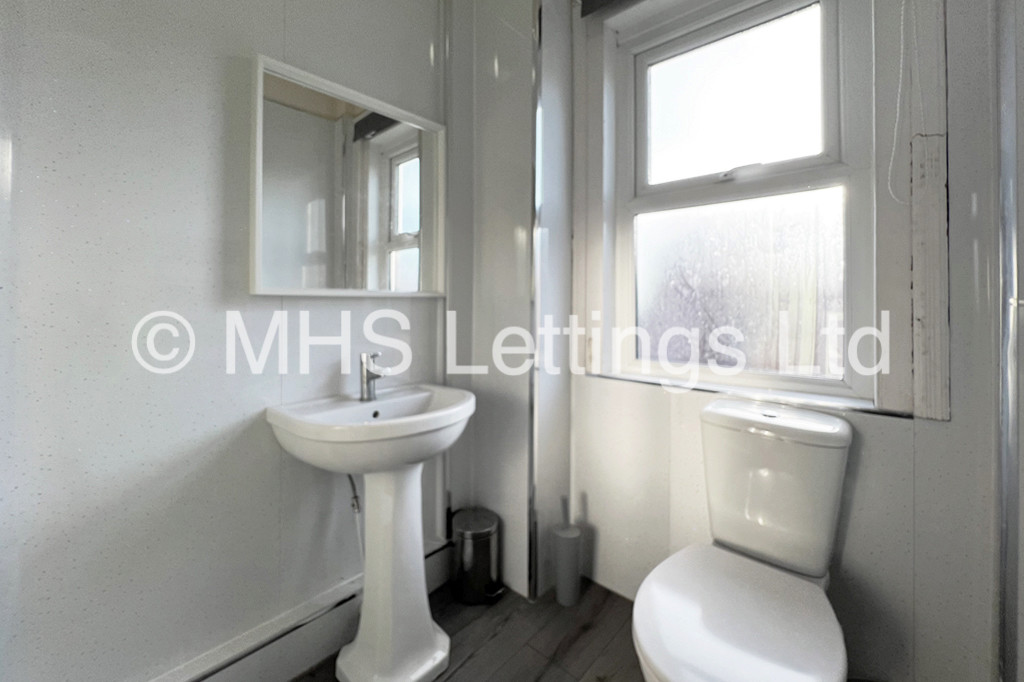 Photo of 8 Bedroom Mid Terraced House in 43 Clarendon Road, Leeds, Ls2 9NZ