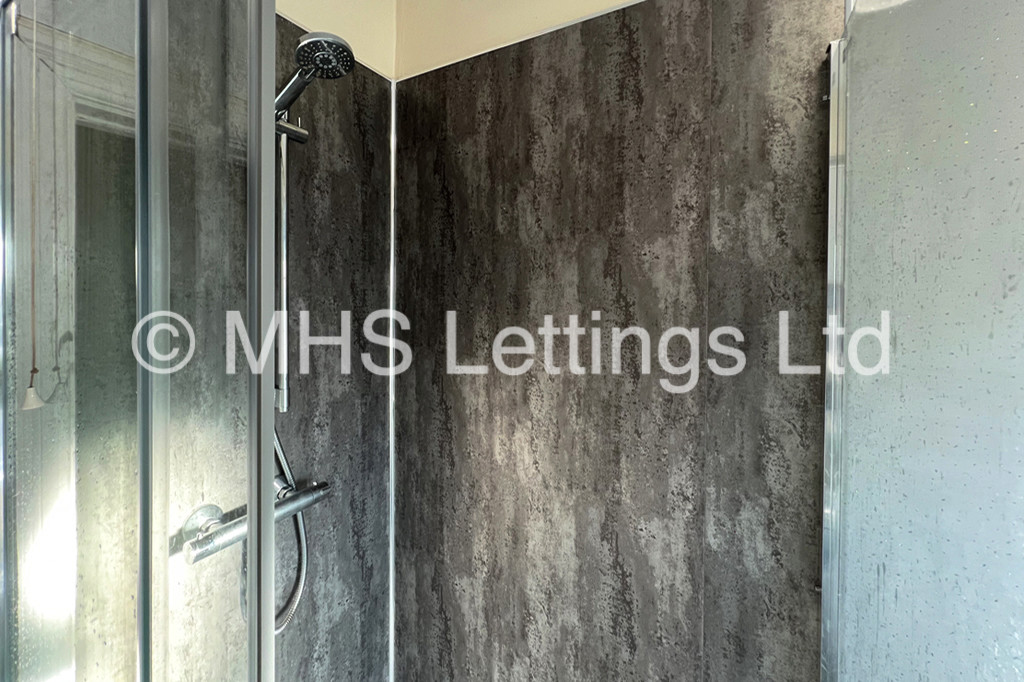 Photo of 8 Bedroom Mid Terraced House in 43 Clarendon Road, Leeds, Ls2 9NZ