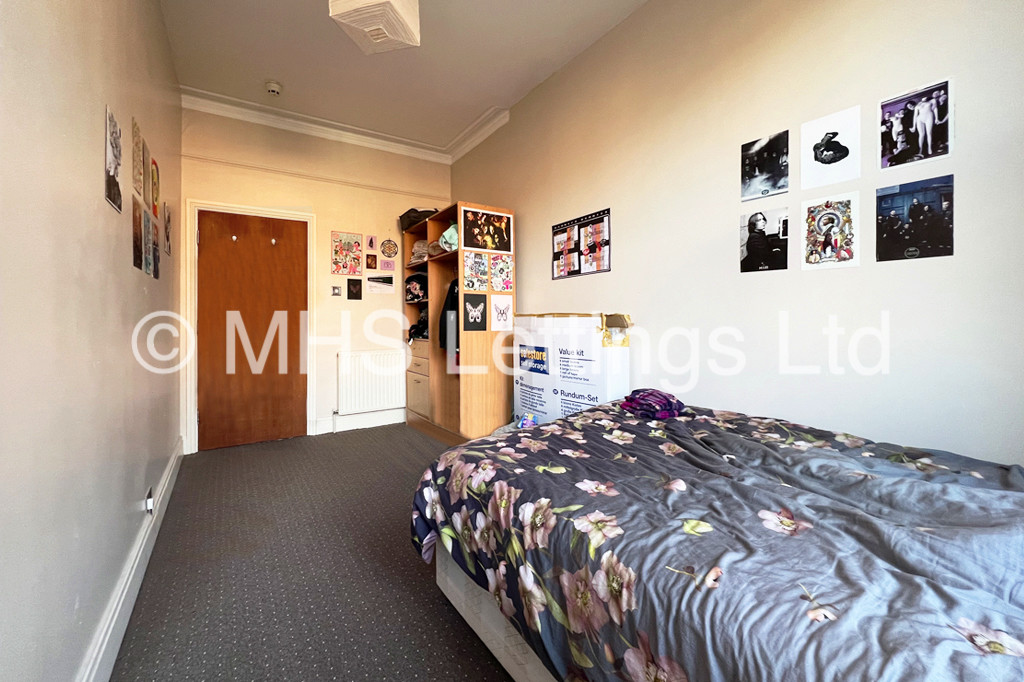 Photo of 8 Bedroom Mid Terraced House in 43 Clarendon Road, Leeds, Ls2 9NZ