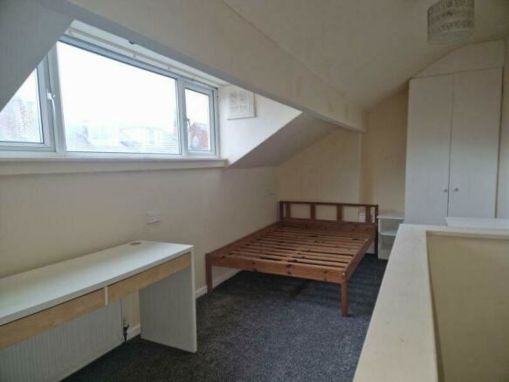 Photo of 2 Bedroom Mid Terraced House in 35 Harold Mount, Leeds, LS6 1PW