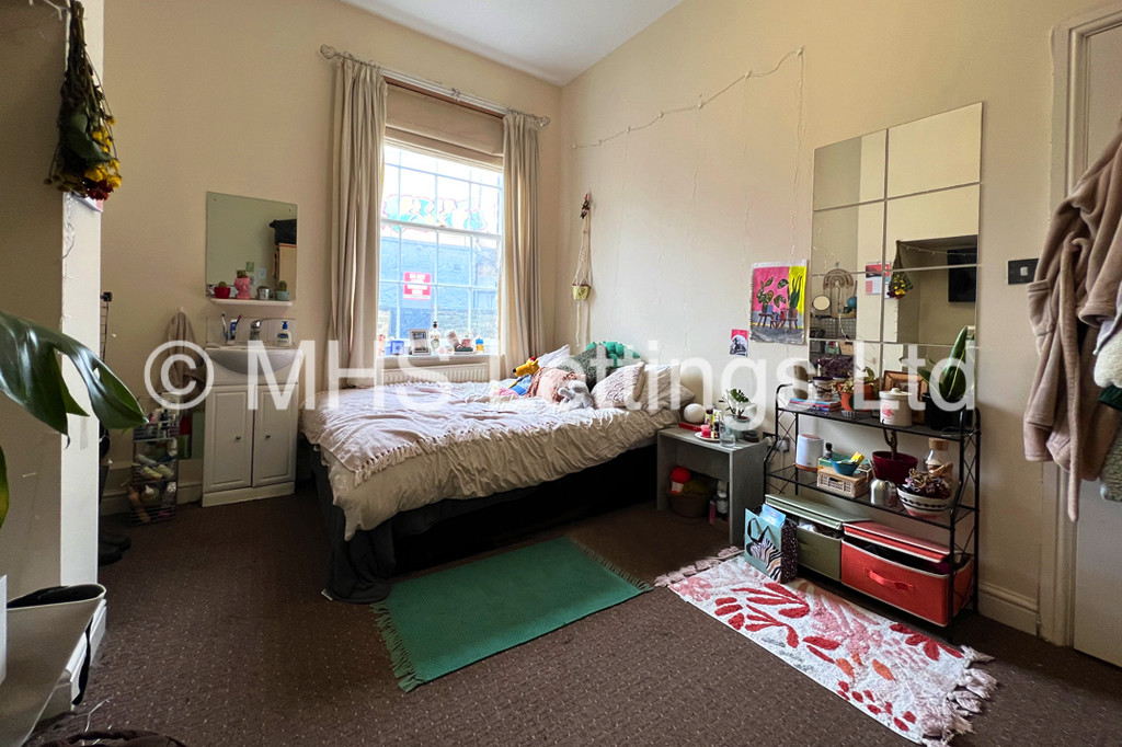 Photo of 8 Bedroom Mid Terraced House in 76 St. Michaels Road, Leeds, LS6 3BG