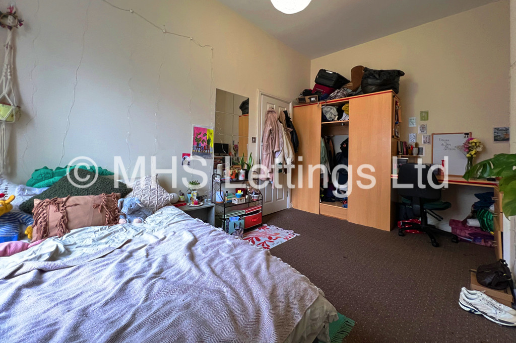 Photo of 8 Bedroom Mid Terraced House in 76 St. Michaels Road, Leeds, LS6 3BG
