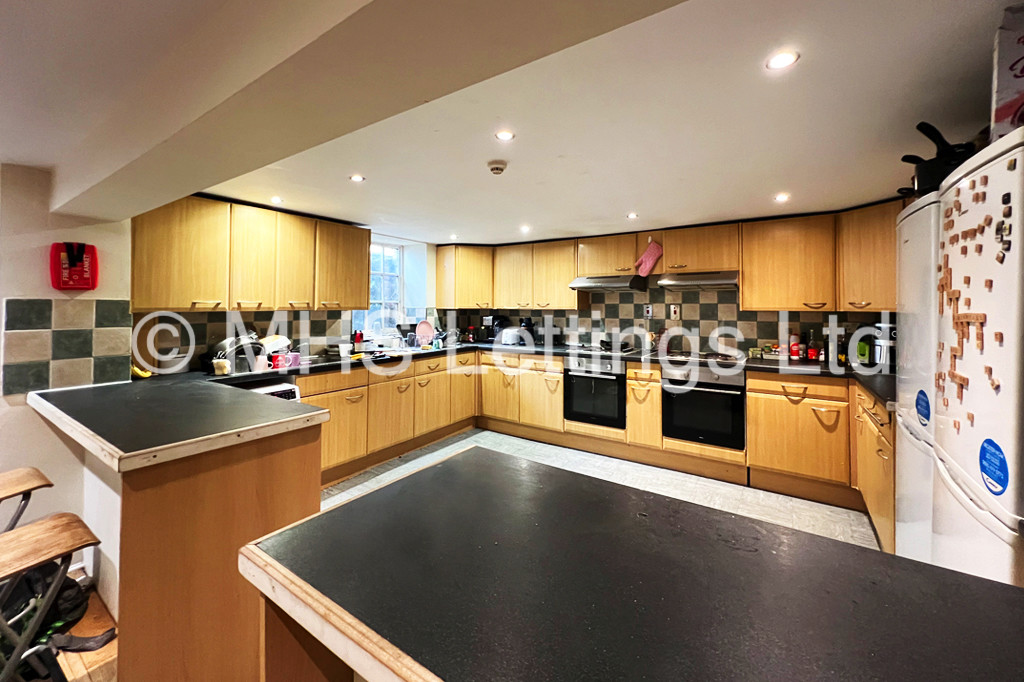 Photo of 8 Bedroom Mid Terraced House in 76 St. Michaels Road, Leeds, LS6 3BG