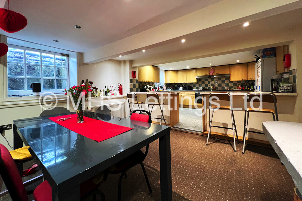 Photo of 8 Bedroom Mid Terraced House in 76 St. Michaels Road, Leeds, LS6 3BG