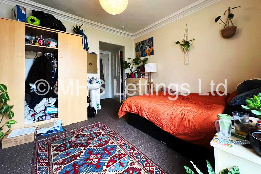 Photo of 8 Bedroom Mid Terraced House in 76 St. Michaels Road, Leeds, LS6 3BG