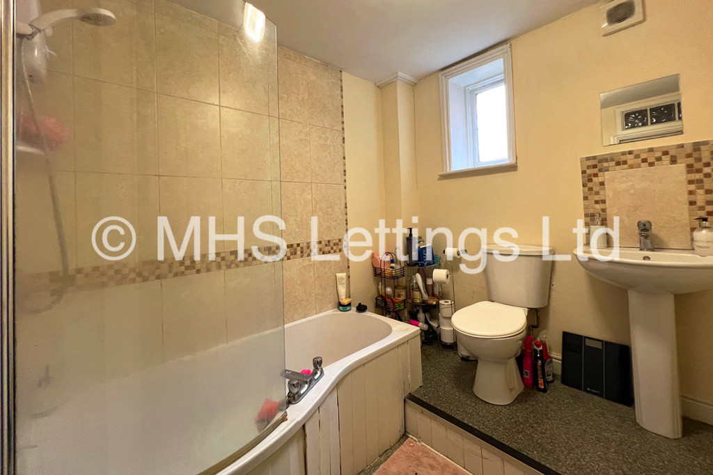 Photo of 8 Bedroom Mid Terraced House in 76 St. Michaels Road, Leeds, LS6 3BG