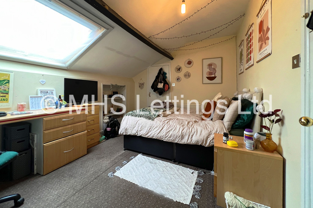 Photo of 8 Bedroom Mid Terraced House in 76 St. Michaels Road, Leeds, LS6 3BG