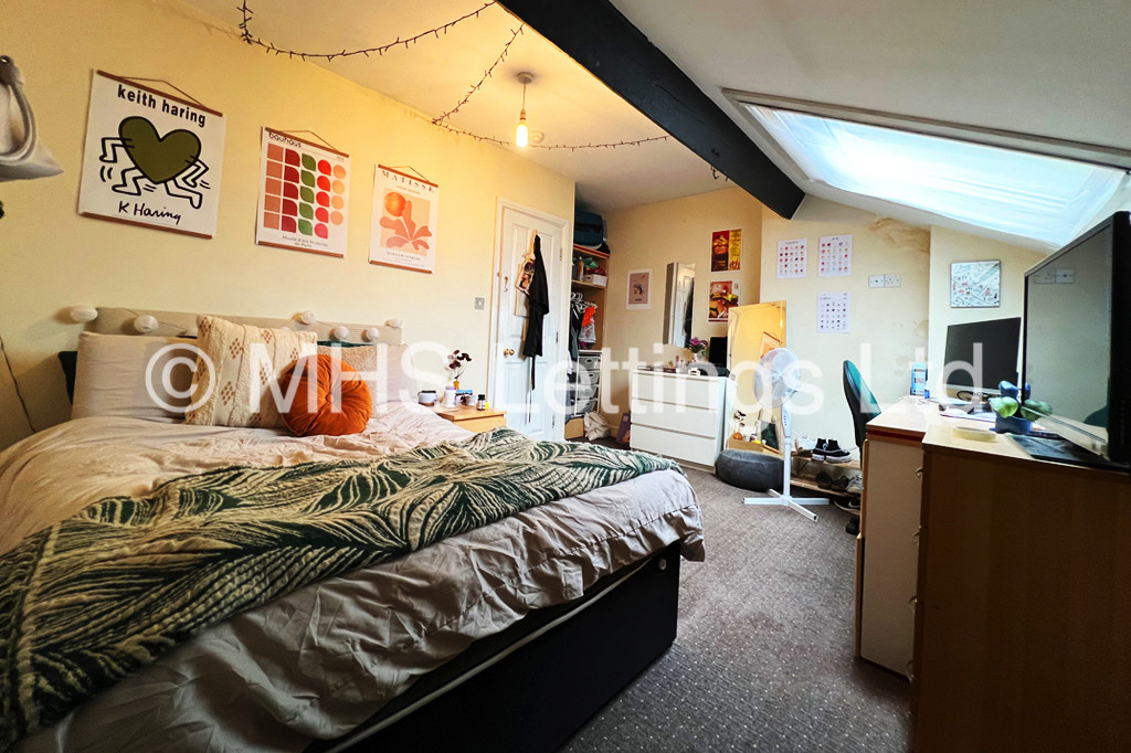Photo of 8 Bedroom Mid Terraced House in 76 St. Michaels Road, Leeds, LS6 3BG